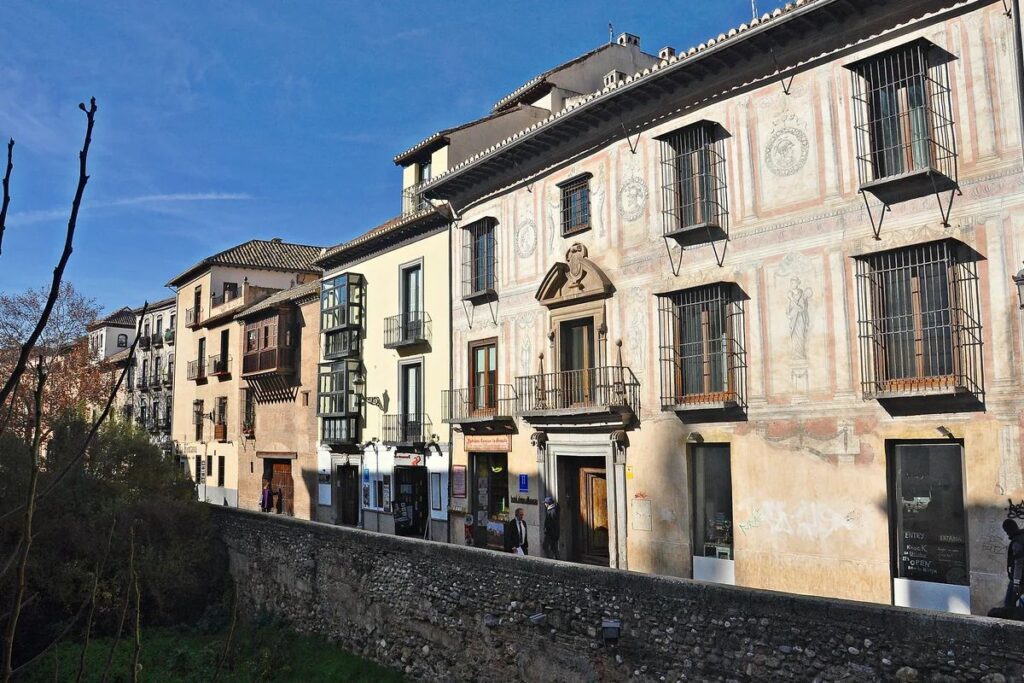 Carrera del Darro durante la ruta en bicicleta por el Albaicín